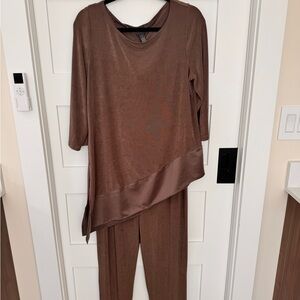 Chicos Travelers Women's Knit 
 Asymmetrical Top and Pants Set size 1(M8)